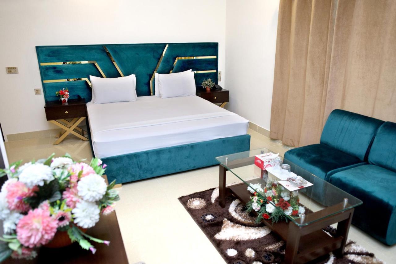 Royalton Inn Hotel - Gulberg Лахор Екстериор снимка