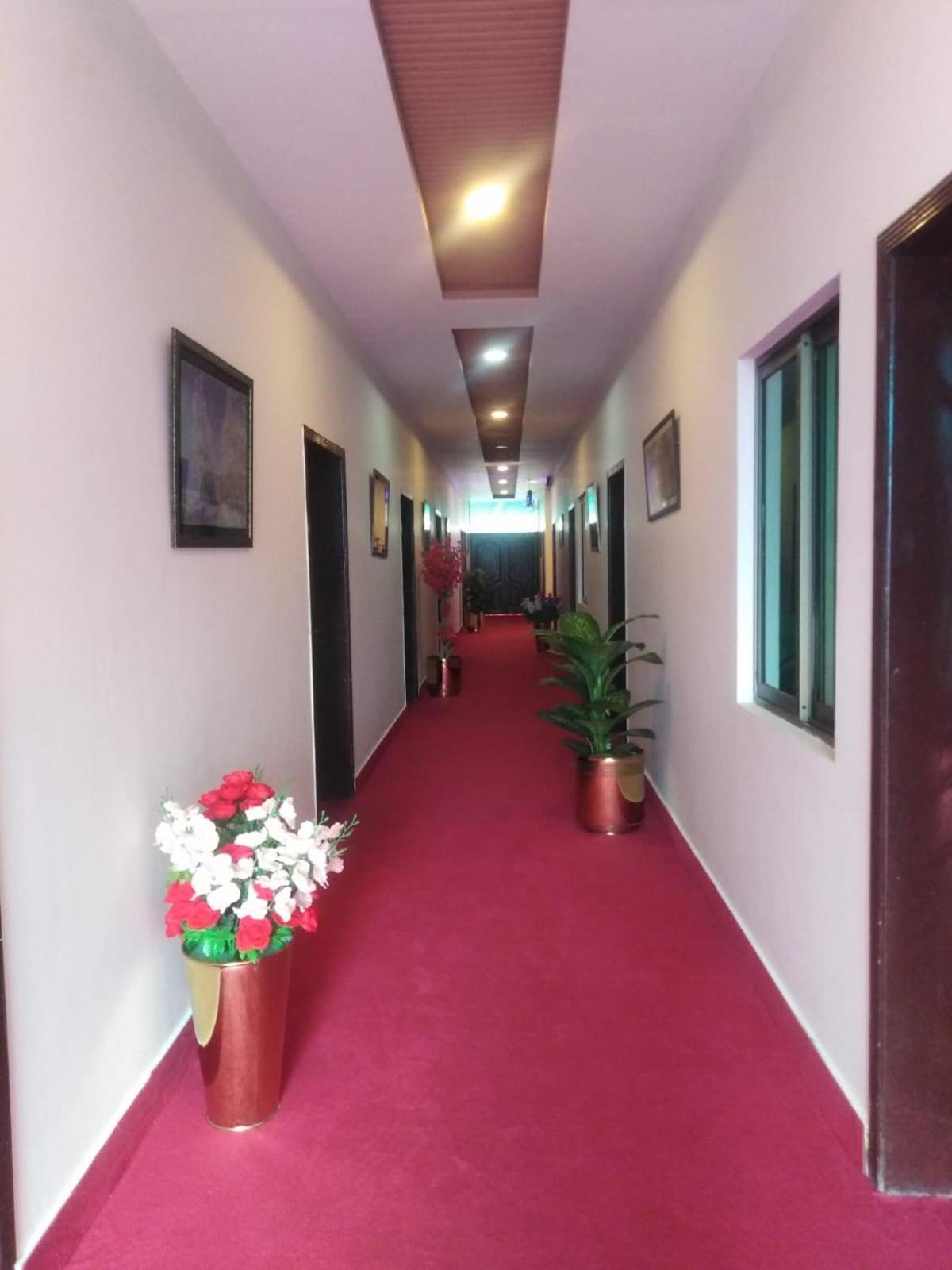 Royalton Inn Hotel - Gulberg Лахор Екстериор снимка